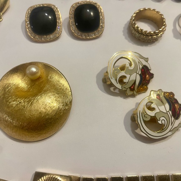 Vintage Jewelry Lot - Most Signed Trifari- Monet- Sarah Cov- Avon-Blanco 12 pcs - Picture 5 of 12